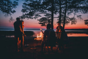 mit Freunden am Feuer