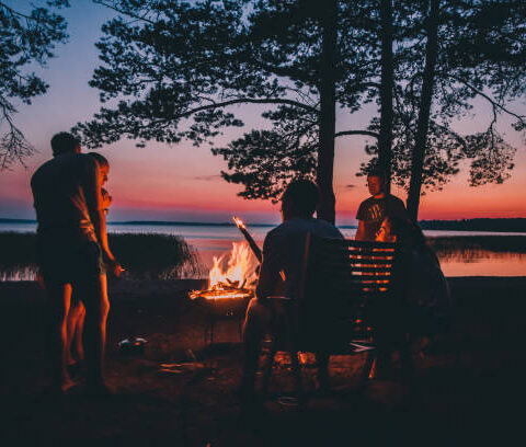 mit Freunden am Feuer