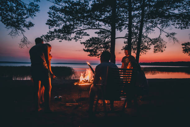 mit Freunden am Feuer